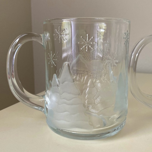 2 Glass Holiday Mugs Arcoroc FRANCE Vintage Christmas Hot Coco Cups Winter Scene - Picture 4 of 9